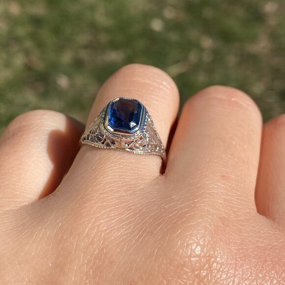 Antique Filigree Sapphire Ring in White Gold - Picture 9 of 10